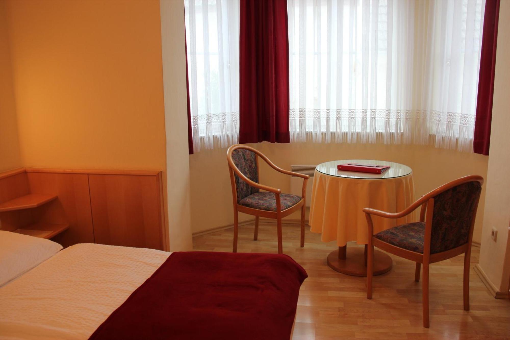 Haus Renee Bed and Breakfast Podersdorf am See Rum bild